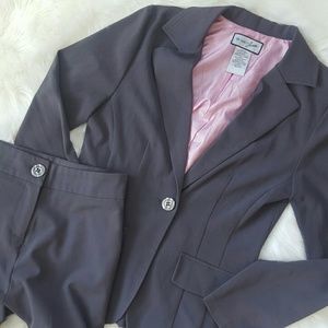 Gray pant suit size 7/8 + 3 tops and jewelry